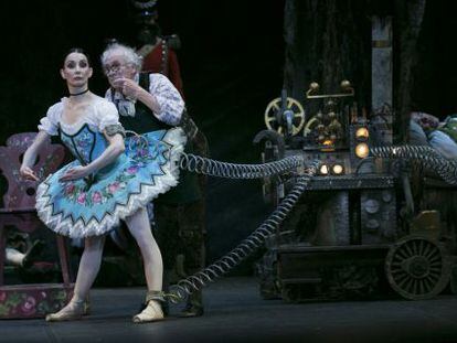 Tamara Rojo, como mu&ntilde;eca articulada, durante la representaci&oacute;n de &#039;Copp&eacute;lia&#039; en Peralada. 