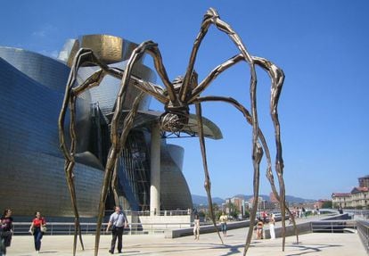 Araña en la entrada del museo Guggenheim.