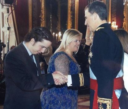 Francisco Nicolás Gómez Iglesias saluda Felipe VI el dia de la seva coronació.
