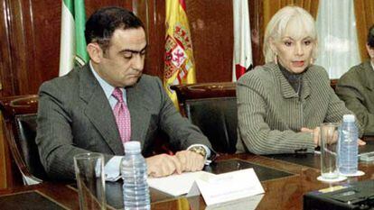 Teófila Martínez y Manuel Rodríguez de Castro, en una conferencia de prensa en enero de 2001.