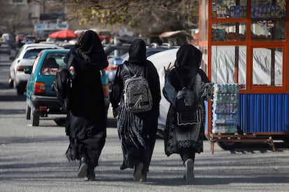 Tres alumnas afganas caminan cerca de la Universidad de Kabul, el 21 de diciembre.