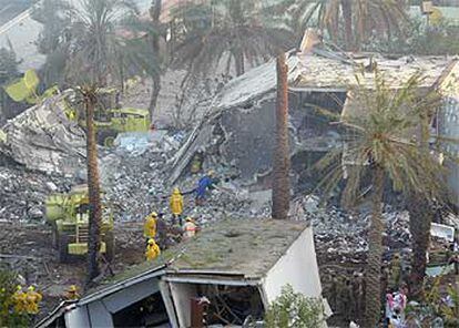 Equipos de rescate trabajan en el lugar del atentado en Riad.