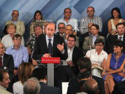 Rubalcaba, durante la reunión con diputados y senadores socialistas.