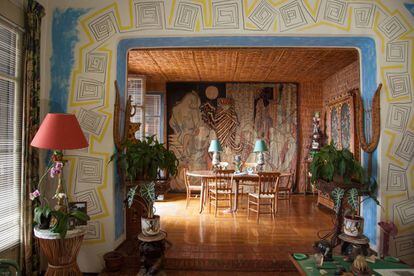 Sal&oacute;n de la Villa Santo Sospir, con el tapiz de Jean Cocteau &#039;Judith y Holofernes&#039;, en Saint-Jean-Cap-Ferrat (Francia). 