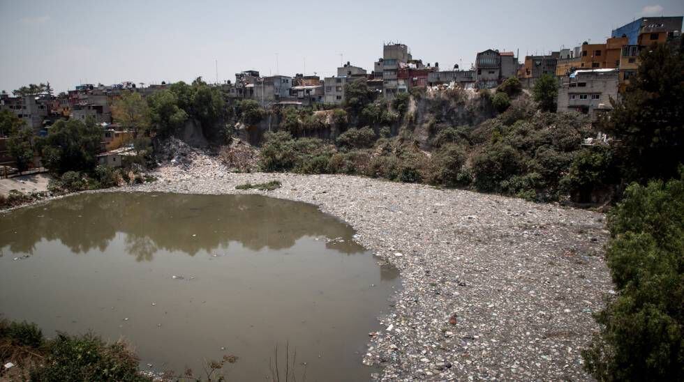 Una playa de plásticos y basura en la presa Becerra en Ciudad de México.