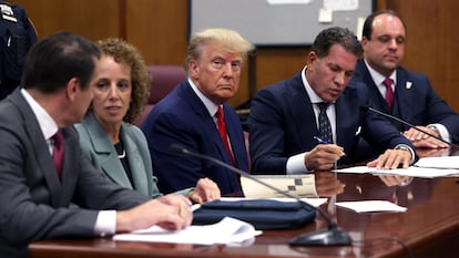 Donald Trump, junto al equipo legal que le defiende por el 'caso Stormy Daniels' ante un tribunal de Manhattan.