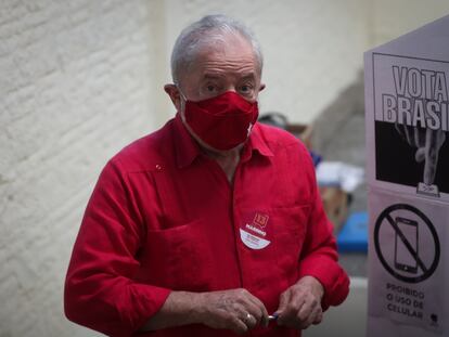 El líder del PT, Lula da Silva, el domingo tras votar en las municipales.