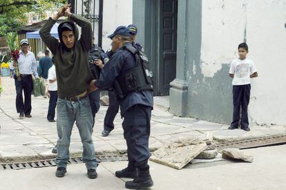 Agentes de la polic&iacute;a hondure&ntilde;a detienen a un hombre en Tegucigalpa.