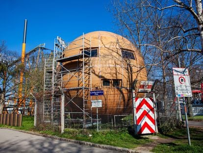 Parece una curiosa casa redonda de madera y lo es, pero además, es (según su autor) el país más pequeño del mundo: la república de Kugelmugel.