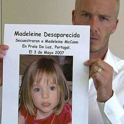 El futbolista David Beckham muestra un cartel de la niña desaparecida.