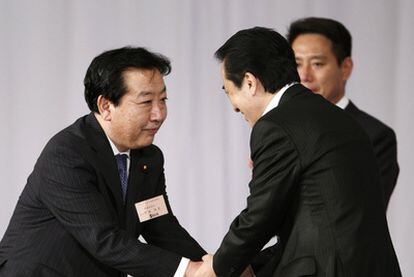 El ministro de Finanzas, Yoshihiko Noda (izquierda), quien ha sido elegido líder del Partido Democrático de Japón, saluda al primer ministro saliente, Naoto Kan