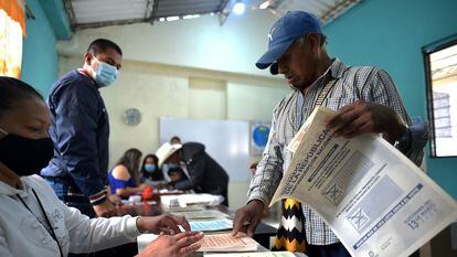 Un hombre vota en Toribio, en el departamento del Cauca, en las elecciones del 13 de marzo.