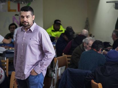 Carlos Bote en su despacho del comedor social de Santa Isabel.