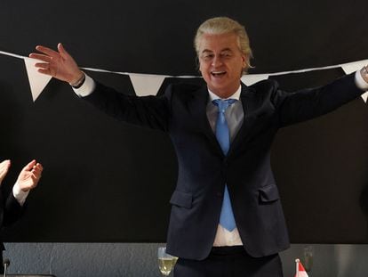 Wilders celebraba con su equipo la victoria en las elecciones, este jueves en el Parlamento holandés.