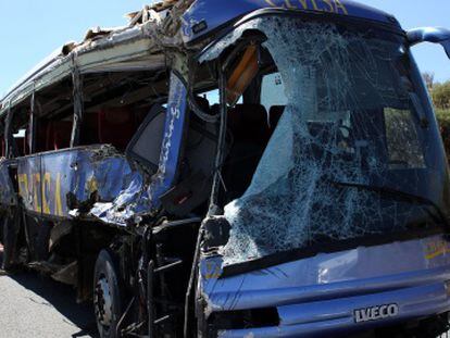 El autocar de la empresa Cevesa accidentado en Ávila, en el que murieron nueve personas, el pasado lunes.
