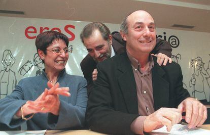 Julio Anguita bromea con Francisco Frutos (derecha), sucesor de Anguita como secretario general del Partido Comunista, junto a Presentación Urán, en Madrid en 2000.