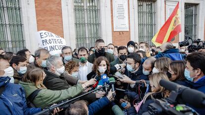 La presidenta de la Comunidad de Madrid, Isabel Díaz Ayuso, ofrece declaraciones a los medios en una manifestación contra la reforma de la Ley de Seguridad Ciudadana, a 27 de noviembre de 2021, en Madrid (España).
Carlos Luján / Europa Press
27/11/2021