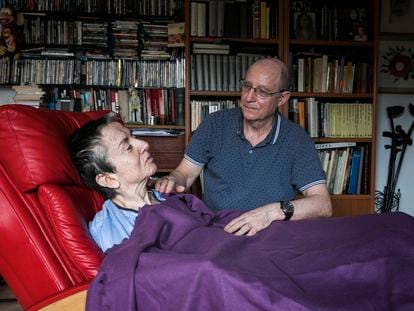 María José Carrasco y Ángel Hernández, en su casa en diciembre de 2018. Él facilitó el suicidio de ella ante la falta de una ley de eutanasia.