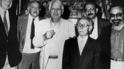 Spender, Muñoz Suay, Semprún, Gil-Albert, Montalbán y Savater, en el Congreso de Intelectuales de Valencia de 1987.