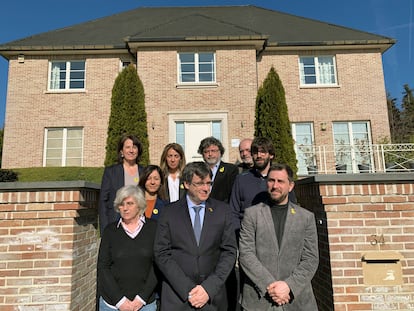 El expresidente de la Generalitat de Cataluña, Carles Puigdemont (centro), junto a sus exconsejeros Toni Comín, Lluís Puig, Clara Ponsatí, Elisenda Paluzie, Neus Torbisco-Casals, Antoni Castellà, Meritxell Budó y Guillem Fuster, en febrero de 2019 Waterloo ( Bélgica).