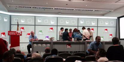 Miembros de la dirección federal de IU discuten la expulsión de la federación madrileña en el Consejo Político. Al margen, Cayo Lara, coordinador general.