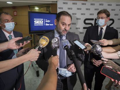 Salvador Navarro, presidente de la CEV, José Luis Ábalos y Ximo Puig, en el encuentro de la Cadena SER.