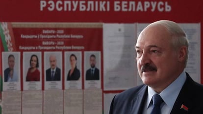 El presidente de Bielorrusia, Alexandr Lukashenko, en un centro electoral, este domingo en Minsk.