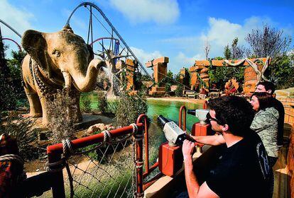 Súbete a la barca, dispara (con pistola de agua) a las serpientes pitón que intentan cerrarte el paso y adéntrate en el reino perdido de Angkor. Este circuito acuático es la nueva propuesta del parque de atracciones PortAventura, en Salou (Tarragona), con seis áreas temáticas: China, Mediterrània, Polynesia, México, Far West y Sésamo Aventura. www.portaventura.es