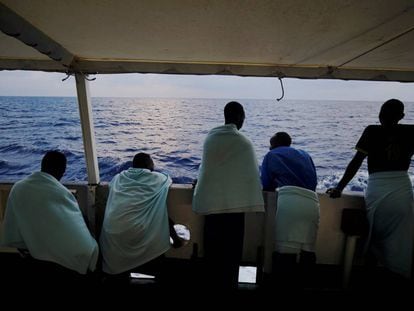 Migrantes a bordo del barco Open Arms, ayer en el Mediterráneo central.