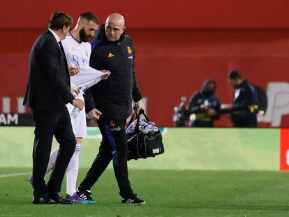 Karim Benzema abandona el terreno de juego el pasado lunes contra el Mallorca.