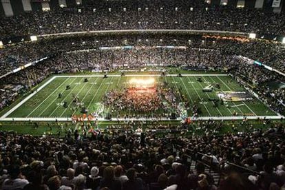 Los grupos U2 y Green Day, durante su actuación antes del partido de fútbol americano que ha acogido hoy el reconstruido estadio Superdome de Nueva Orleans.