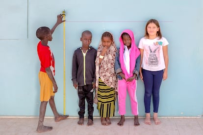 Todos los niños en esta foto tienen nueve años, pero los tres del medio están muy por debajo de la altura promedio para su edad debido al retraso en el crecimiento.