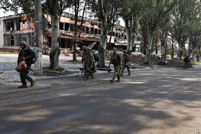 Soldados ucranios en Bakhmut, en la región de Donetsk, este sábado.