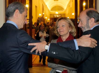 Salgado y Alfredo Pérez Rubalcaba, con el diputado del PP Juan Costa, ayer en el Congreso.