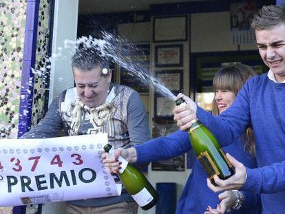 El lotero Emilio Guarino festeja el segundo premio, del que ha vendido una serie. 