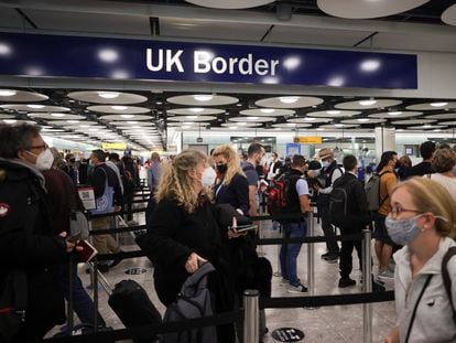 Control de frontera en la terminal 5 de llegadas del aeropuerto londinense de Heathrow.