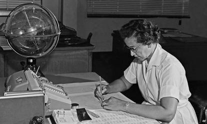 La matemàtica Katherine Johnson al seu despatx de la NASA el 1962.