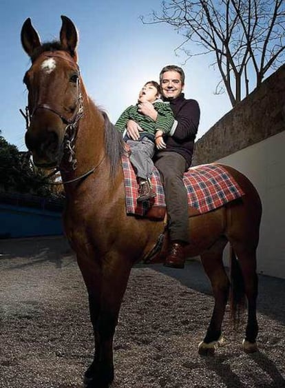 Márius Serra con su hijo en la Fundación Catalana Guimbarda.