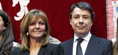 Ignacio González, junto a su esposa, Lourdes Cavero.