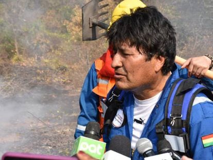 Evo Morales, en una de las zonas afectadas por los incendios. En vídeo, imágenes de los incendios en la provincia de Santa Cruz.