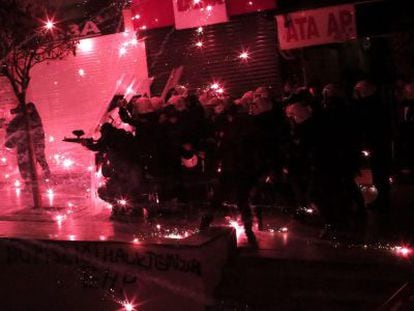 Manifestantes y polic&iacute;as en una protesta contra el Gobierno, el mi&eacute;rcoles en Estambul.