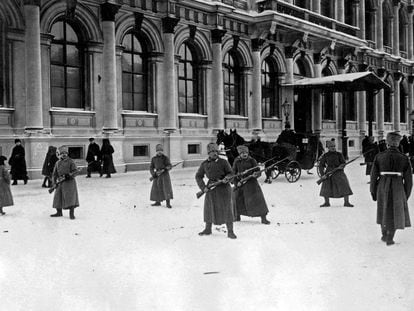 Soldats davant el Palau d’Hivern a Petrograd (Sant Petersburg) durant la Revolució Russa el 1917.
