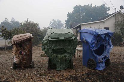 Tres contenedores derretidos por las llamas en California.
