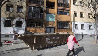 Una persona camina delante de un contenedor en el barrio de Sant Roc (Badalona), en una imagen de archivo.