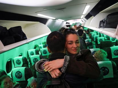 Kathia, una refugiada ucrania, abraza a su novio a su llegada a Ciudad de México tras ser evacuados de la guerra de Ucrania en un vuelo de la Fuerza Aérea Mexicana.