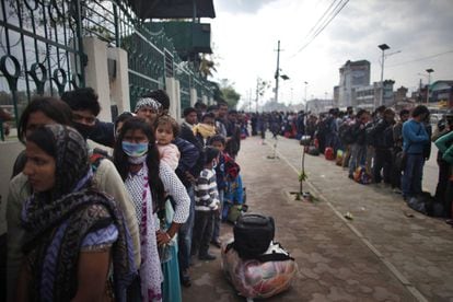 Largas colas de nepalíes que esperan para coger un autobús y salir de Katmandú, el 29 de abril de 2015.