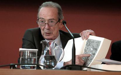 José Manuel Blecua, director de la RAE, señala el dibujo de Palomino incluido en la primera edición del 'Diccionario de autoridades'.