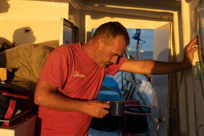 Tras soltar todas las ‘lineas madre’ de el palengre, toca esperar y los marineros aprovechan para un café y descansar algo antes de recoger las lineas