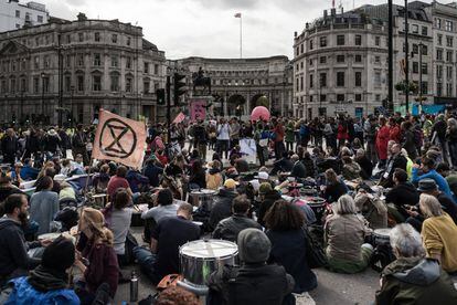 Trafalgar Square durante las jornadas de los activistas de XR, en las que además de protestas se organizaron debates. El tema principal eran las técnicas de desobediencia civil y la divulgación del movimiento, así como la información dirigida a crear conciencia sobre los graves riesgos de no frenar el cambio climático. Londres, 10 de octubre de 2019.