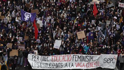 Unos 500 estudiantes se están manifestando por el centro de Barcelona con motivo del Día de la Mujer para exigir una educación feminista.